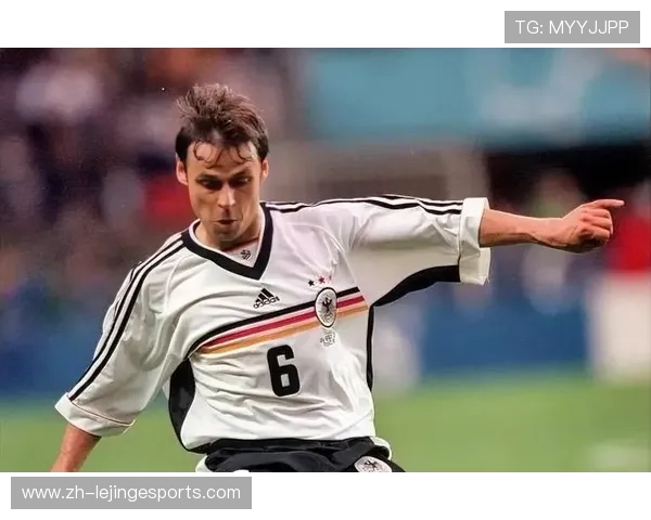 雪天赛场上的足球巨星闪耀瞬间展现运动魅力与坚定意志